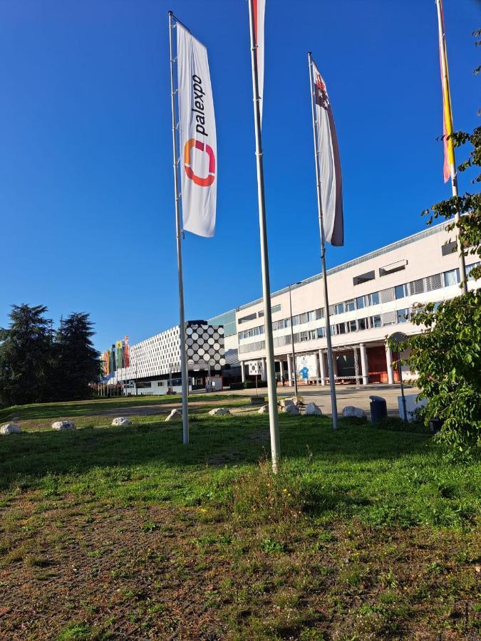 Chambre Chez Habitant Pres Aeroport - Palexpo - Onu De Geneve Lägenhet Exteriör bild